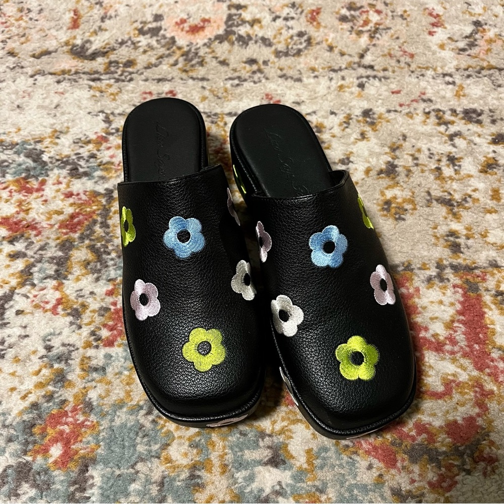 Lisa Says Gah Dakota Flower Clogs